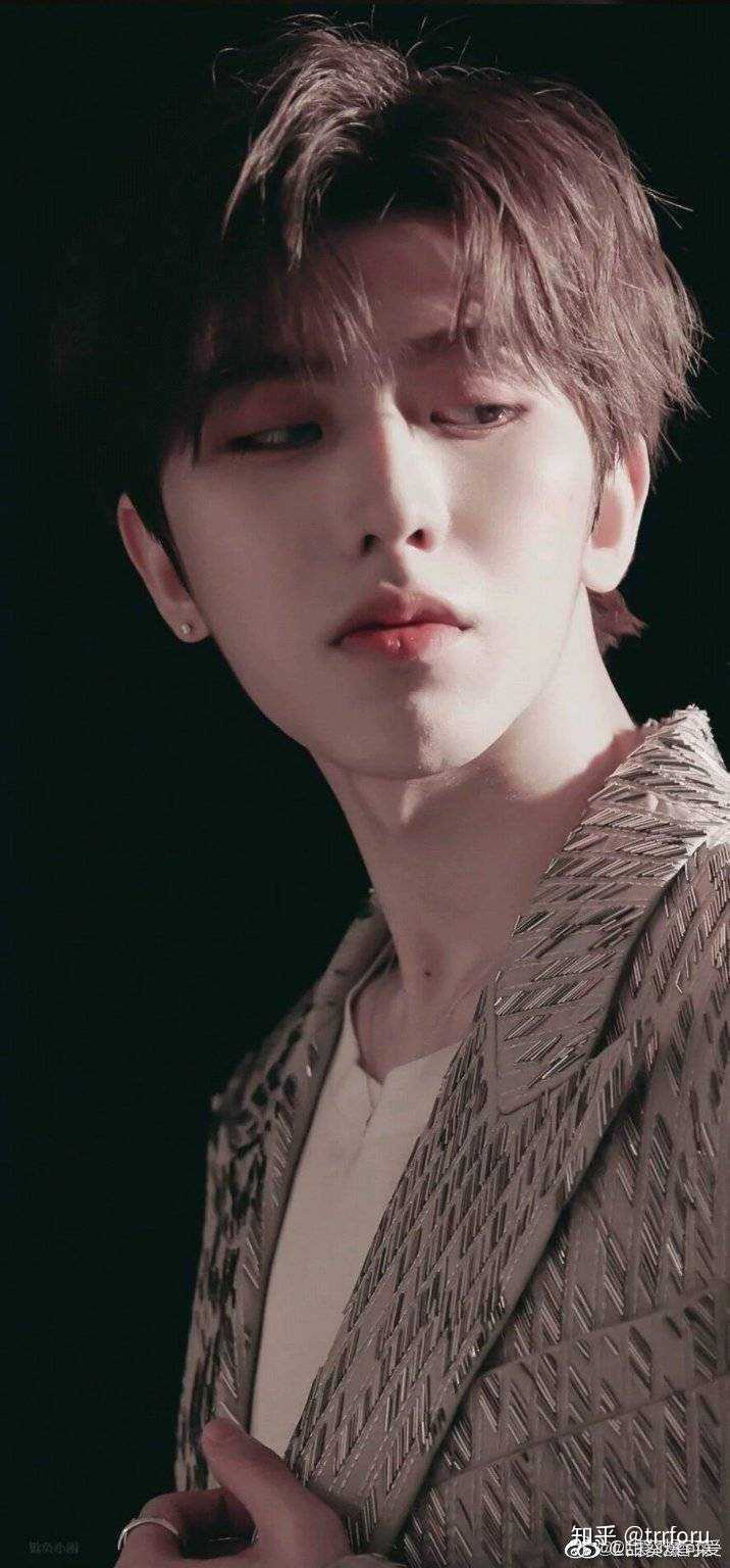 为什么我觉得蔡徐坤长得怪怪的