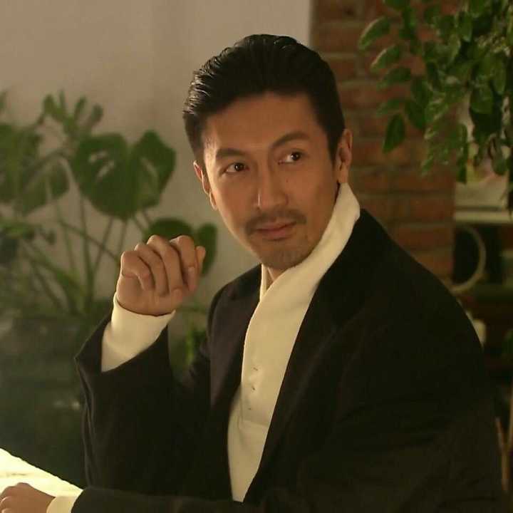 张鲁一~感觉鲁一叔好温柔~这张应该是拍谢晗的时候吧~谢晗简直颜值巅峰嘻