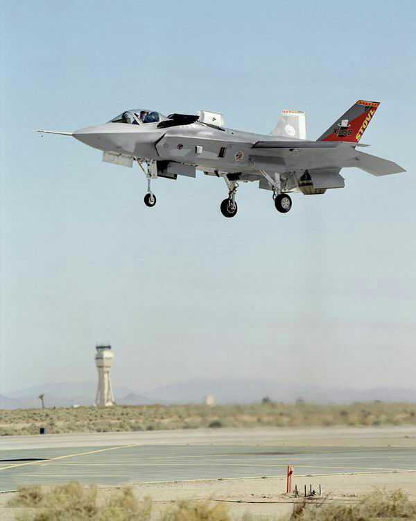 为什么我看到过一张f35,它的升力风扇的上舱盖是分开向两边开的?