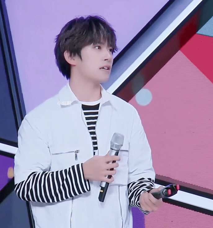 求易烊千玺上快本时穿太空服的照片