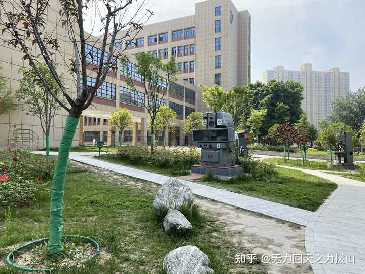 陕西工业职业技术学院的学长学姐，学校怎么样（管理，学风，设备，宿舍，老师）？
