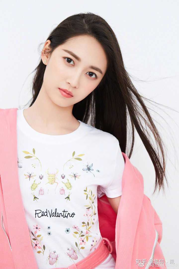 同年9月主演悬疑武侠数字电影《侠捕》;20