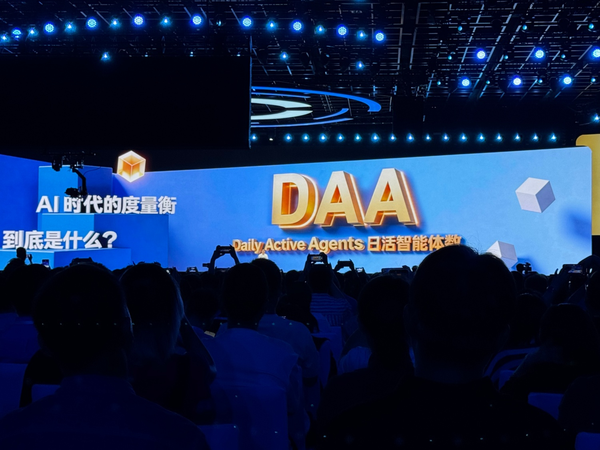 李彦宏认为 AI 时代的度量衡可能是「日活智能体数」，比 Token 消耗，更接近价值，对此你怎么看？