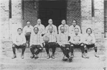 大辫子足球队，1902 年，圣约翰大学就成立了国人足球队，因为球员还留着鞭子，圣约翰大学足球队被称为「大辫子」足球队。
