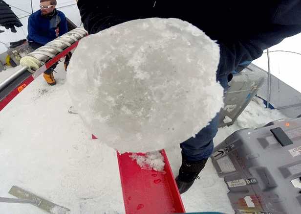 2015年五国联合科考古里雅冰川钻取的冰芯,图片来源@the ohio state