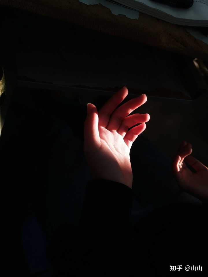 阳光照在同桌手上,她在玩光,我想偷拍她的短手指,结果光影看着也好看