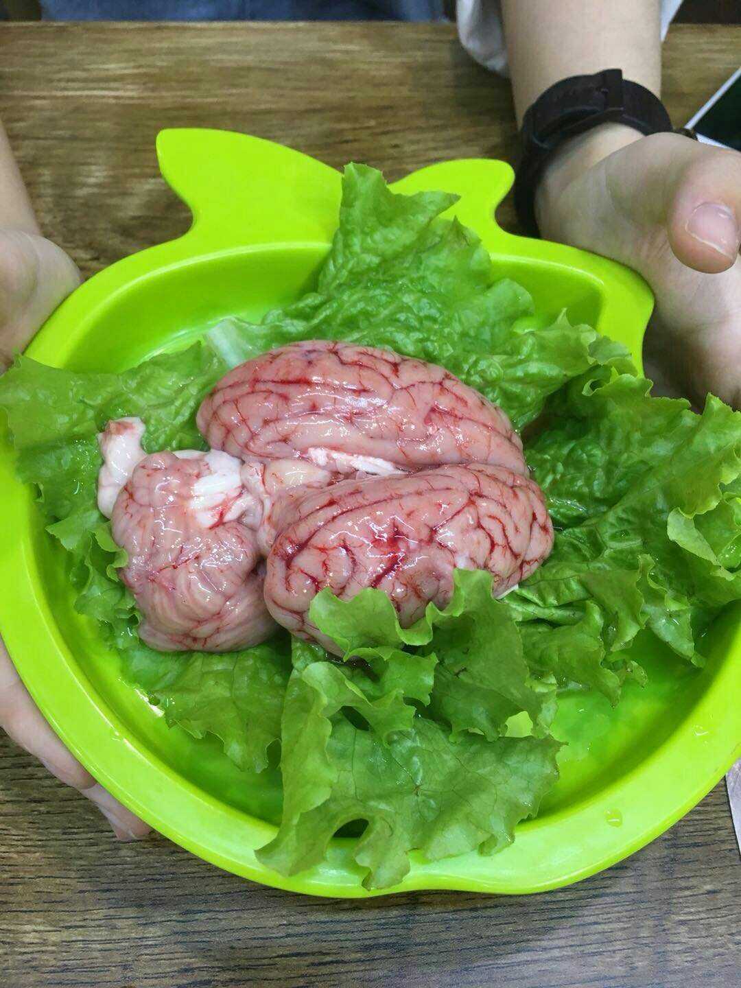 猪脑花…… 今天祖国母亲生日,出去吃串串火锅 拿菜的时候,我看到