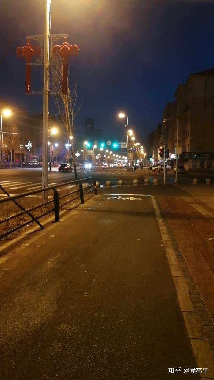 起了个大早街上溜达,今天想去图书馆看书,脑袋瓜子不清晰很讨厌.