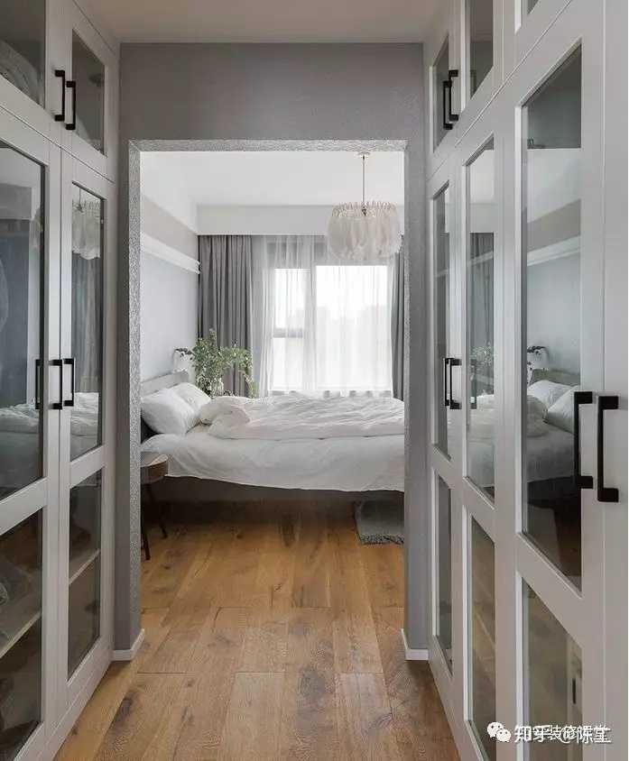 主卧步入式衣帽间,两边通顶衣柜,采用镜面门设计,能让小空间拓展