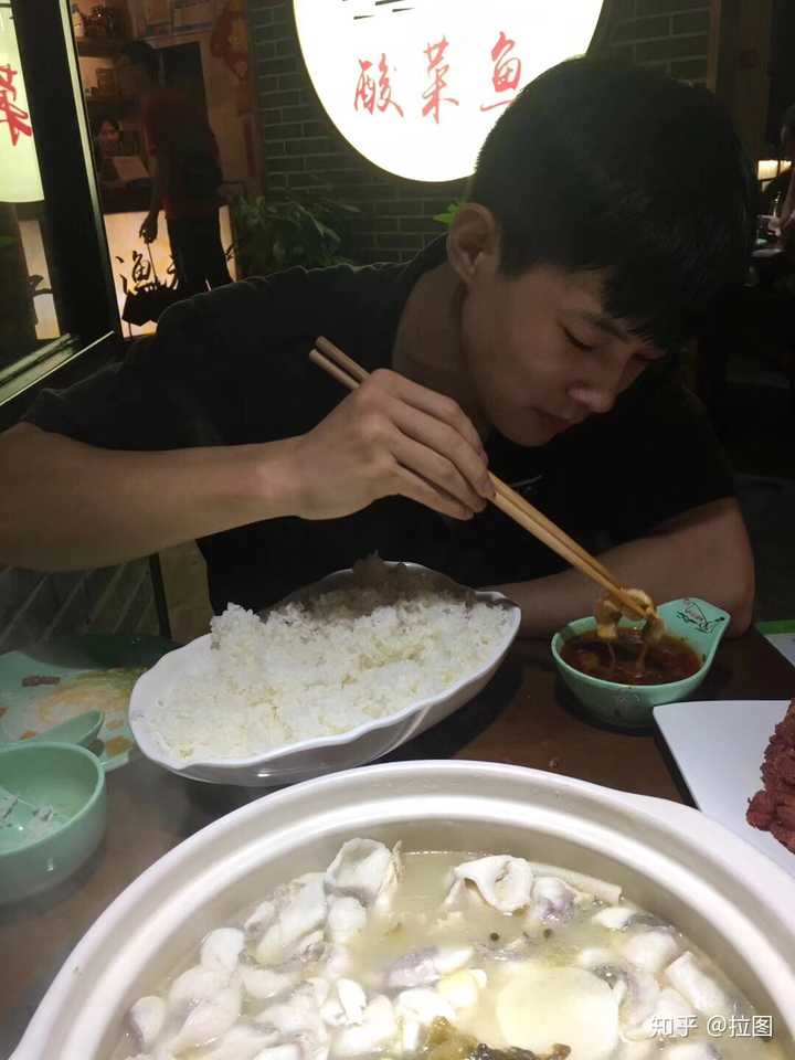 现在和同事去饭店吃饭我一般都是吃3碗的