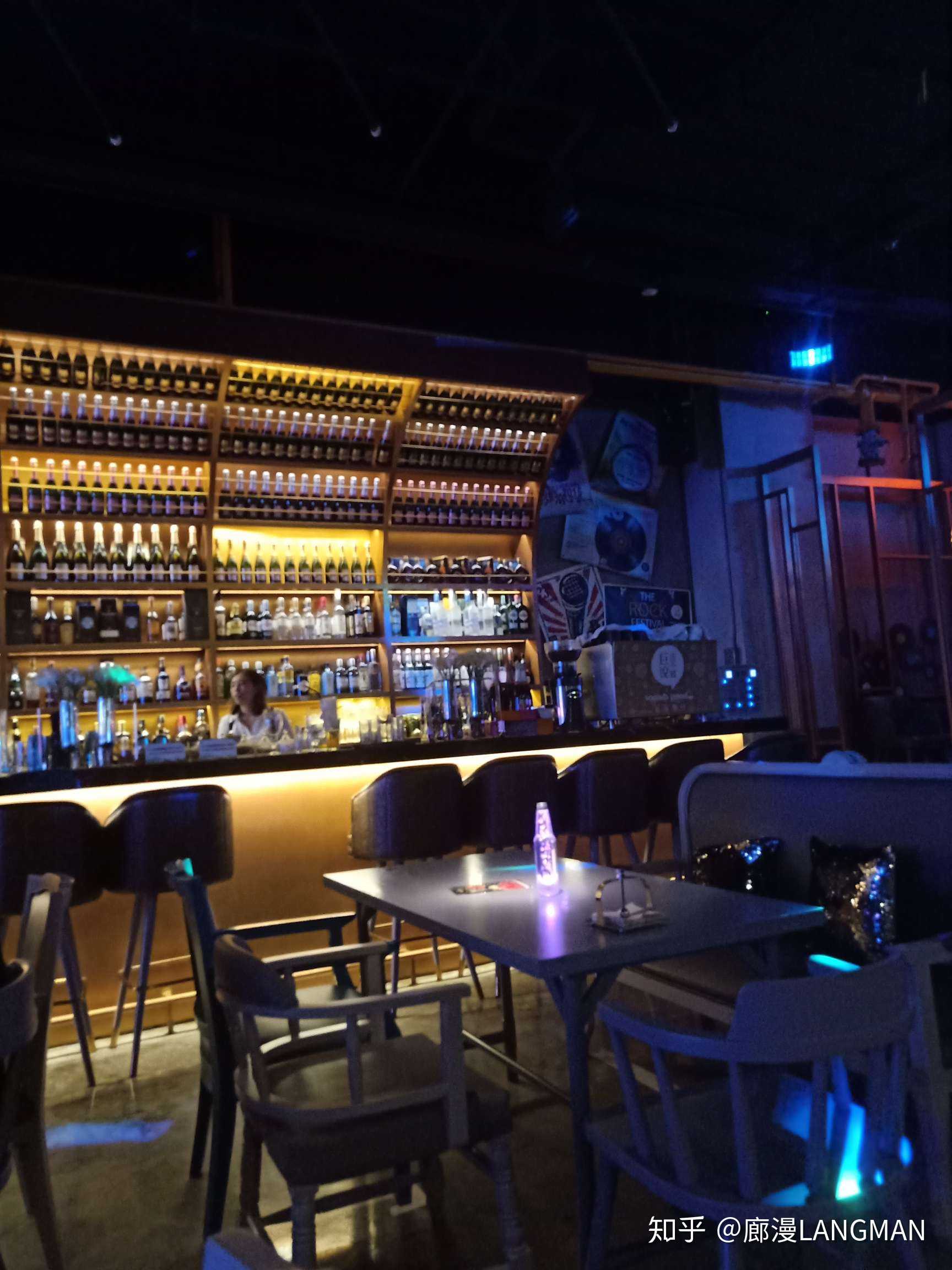 上海 巨说还不错音乐餐厅