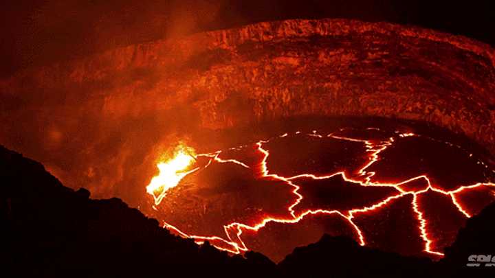 夏威夷沸腾的岩浆湖,注意镜头前的气体  图/网络