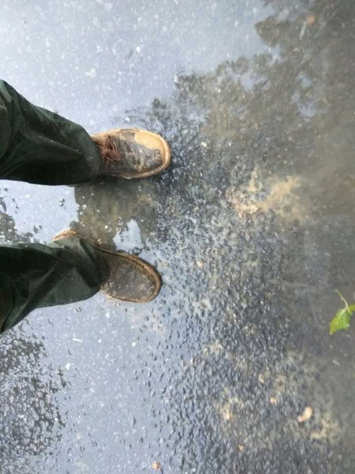 也有突然防不胜防大雨的狼狈与欢乐