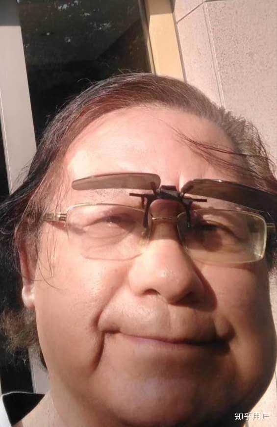 本人住在天津文化中心附近每次路过东方之珠广场都会看到有一个老大爷