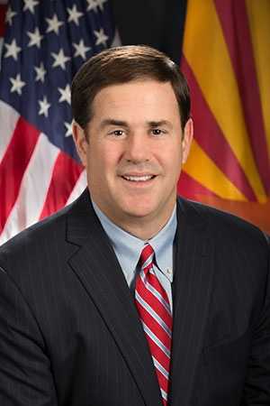 亚利桑那州现任州长doug ducey.来源:维基百科.