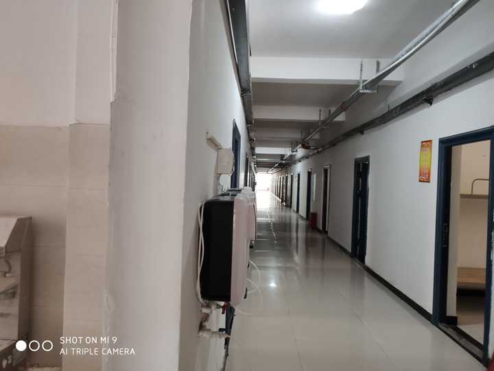 郸城一高a班教室有多大能装100人在郸城一高复读宿舍住多少人能洗澡吗