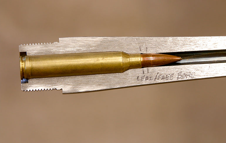 62x39mmm43步枪弹是一种无底缘步枪弹,无底缘步枪弹在枪膛中依靠斜肩