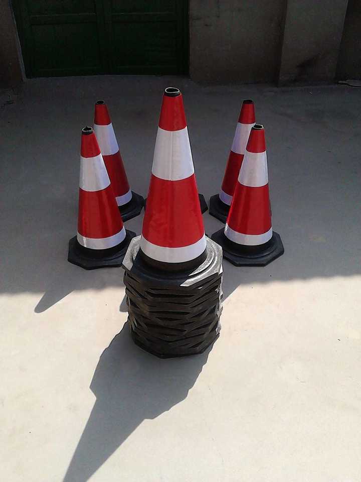 你们见过高速上车拖着一堆小旗子和反光锥跑的嘛       去新郑