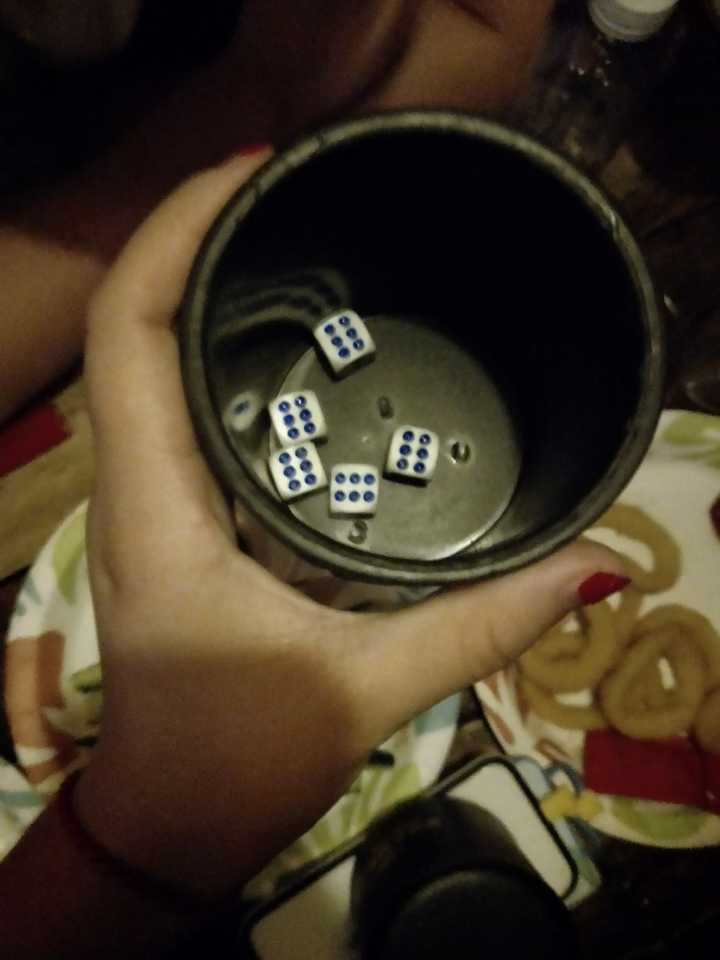 有几个月天天摇骰子喝酒后来酒局上认识了现任沉迷吃鸡后来就遇见了新的