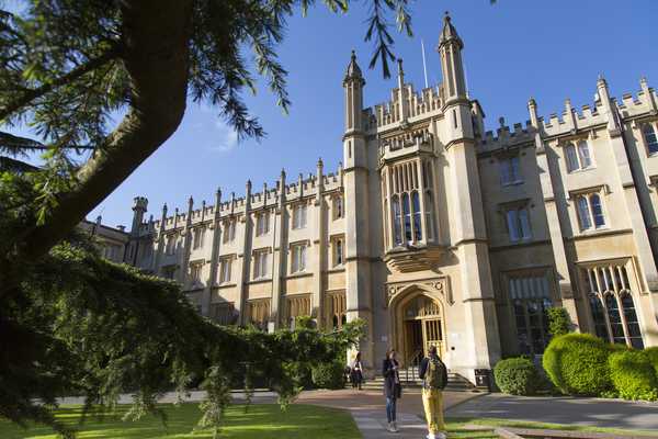 英國的里士滿大學(richmond university)怎麼樣?