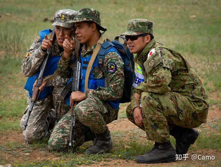 如何评价日本自卫队和韩国国军的不同军种间的制服设计以及他们的单兵作战装备 包括武器 知乎