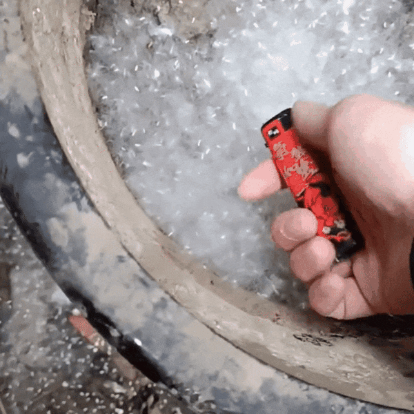 老人点燃路边杨絮致 20 辆汽车被烧毁，为何火烧杨絮能引发如此严重火灾？其可能面临哪些法律追责？