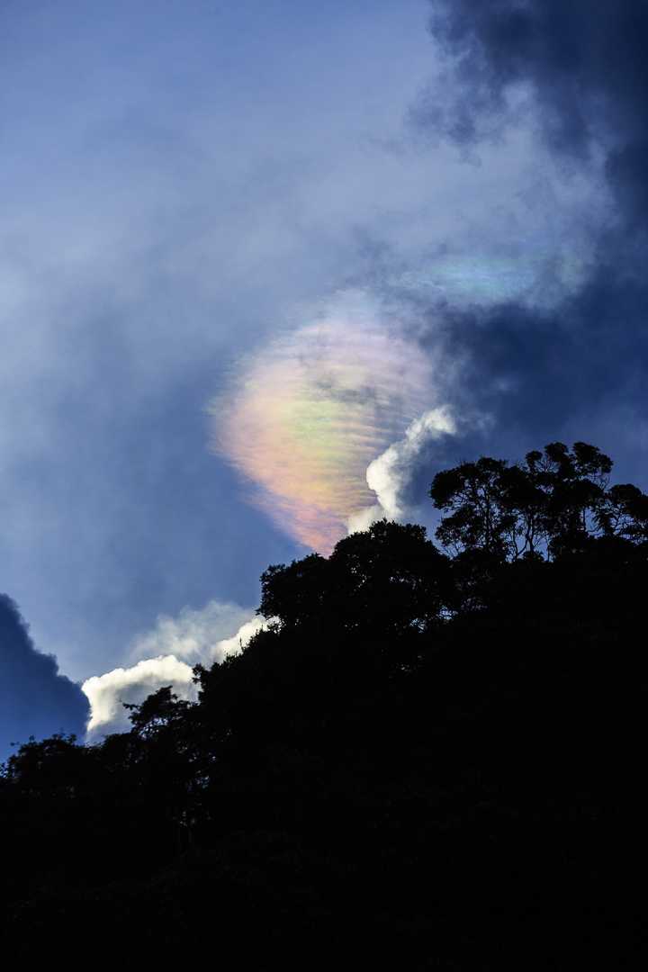 积雨云上的幞状云,带有波状结构,更加罕见