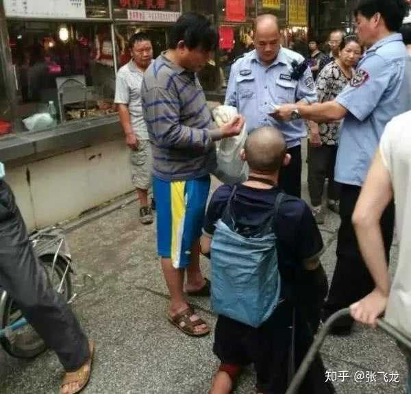 广州黄浦区某菜市场,报警后,当地警方来到现场调查情况,左侧穿横条