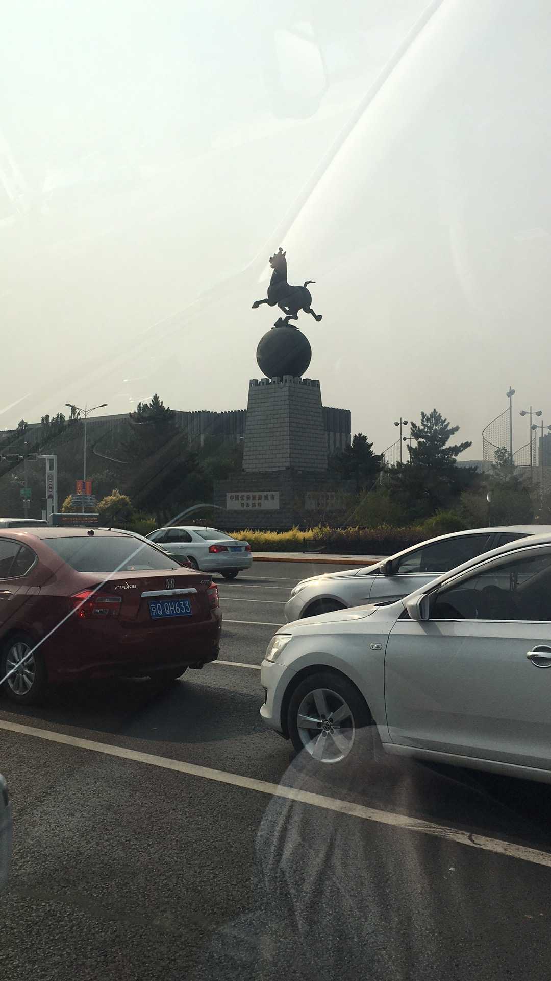 什么叫狗尾续貂?这就是. 本体是马踏飞燕,下面又加了一个球.