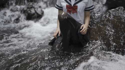 游泳时可以穿黑丝袜吗?