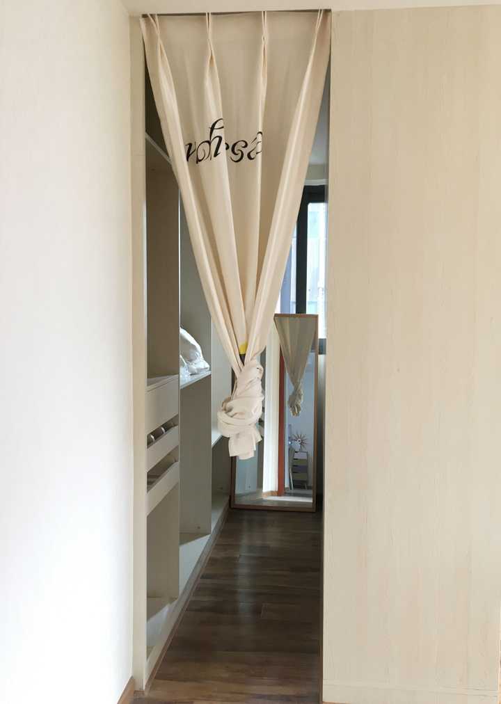 主卧步入式的衣帽间,用最典型的北欧元素门帘装扮出来,很温馨.