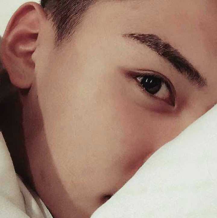 男性有好看的眉眼是种怎样的体验?