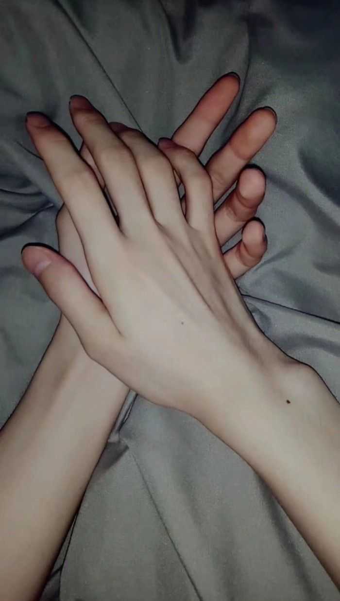 有没有好看的男生锁骨或者手的照片,能当背景图的那种(> )?