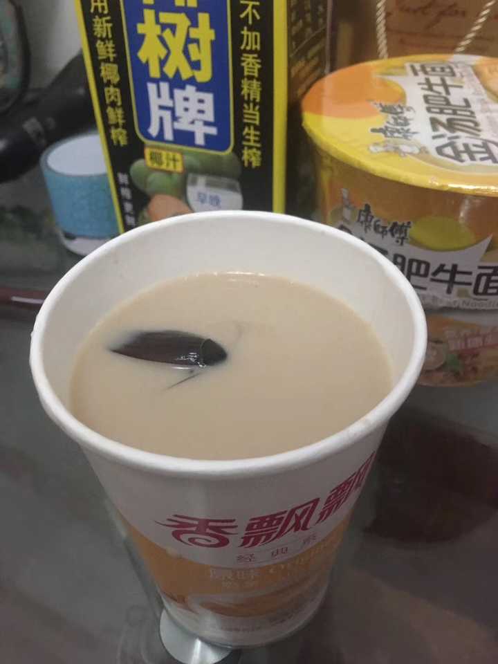 大概是剛衝好的一杯奶茶一口沒喝被小強大哥獨佔的時候淡定的為它默哀