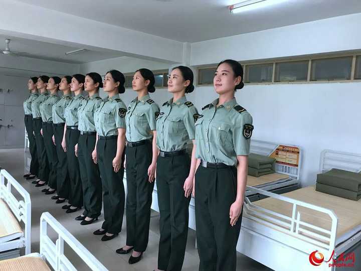 看到图上的女兵了吧 都是高跟鞋 我有个朋友是女兵 她说她们确实是