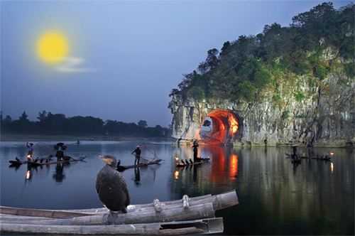 ，构成“象山水月”奇景。象鼻山是桂林的城徽山，是桂林旅游的标志山。很多游客来这里会拍这样的一张照片，