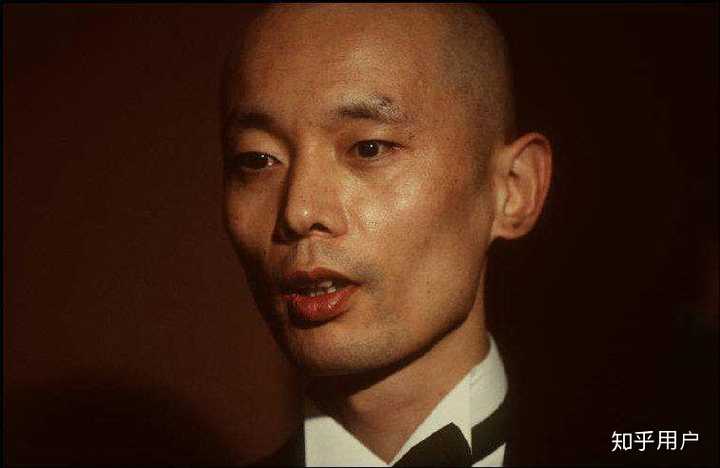 我认为是葛优. 巅峰演技被定格在《活着》里,那年他36岁.