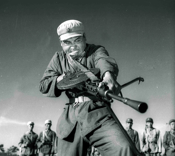 是用于消灭近距离突然出现的目标,距离近,情况紧急,来不及端枪瞄准