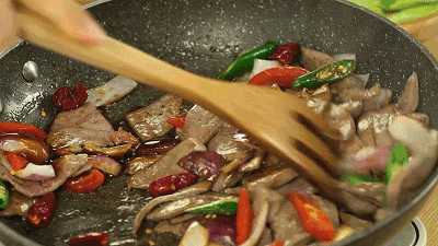 翻炒动作必须快,不然容易炒老