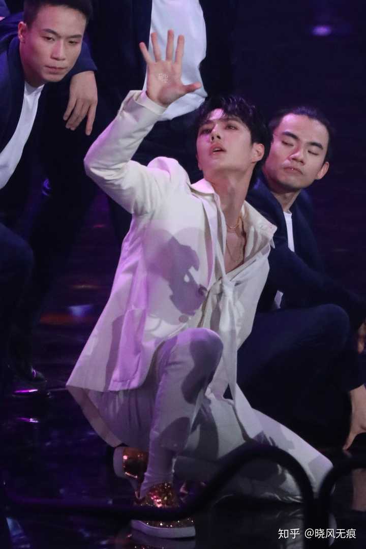 如何评价王一博在双十一开幕直播盛典中表演的舞蹈散落的华服