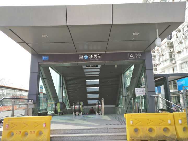 在宁波的地铁1号线的大卿桥和望春桥之间,有这么一个地铁站,名称一看