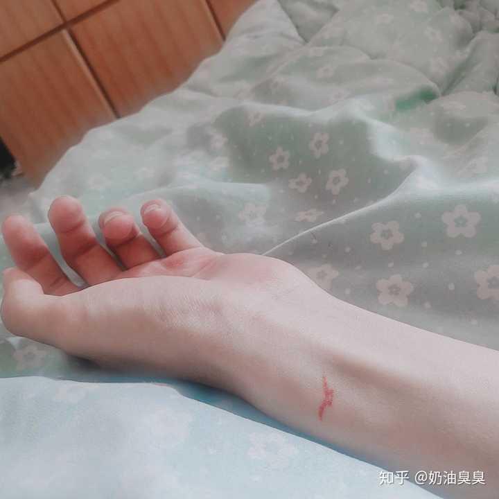 手腕處是紋身,小海歐,不是傷口