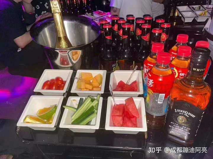 请问第一次去酒吧蹦迪的流程?还有散台卡座之类的是什么意思? - 知乎
