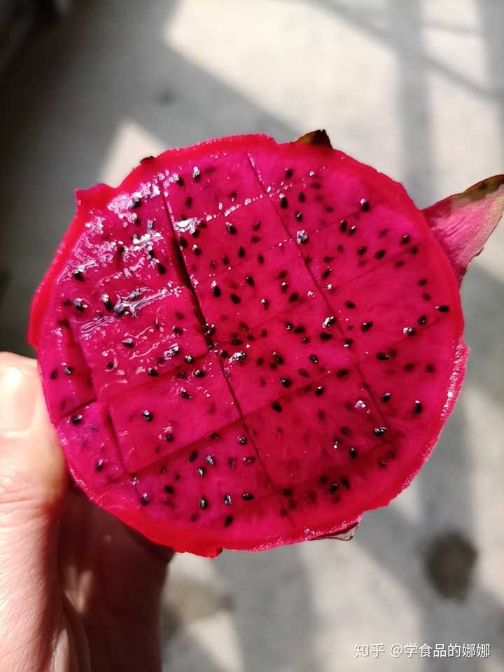 金都一号红胖子,纯天然的红心火龙果,这个颜色的口红好看,爆汁纯甜,贼