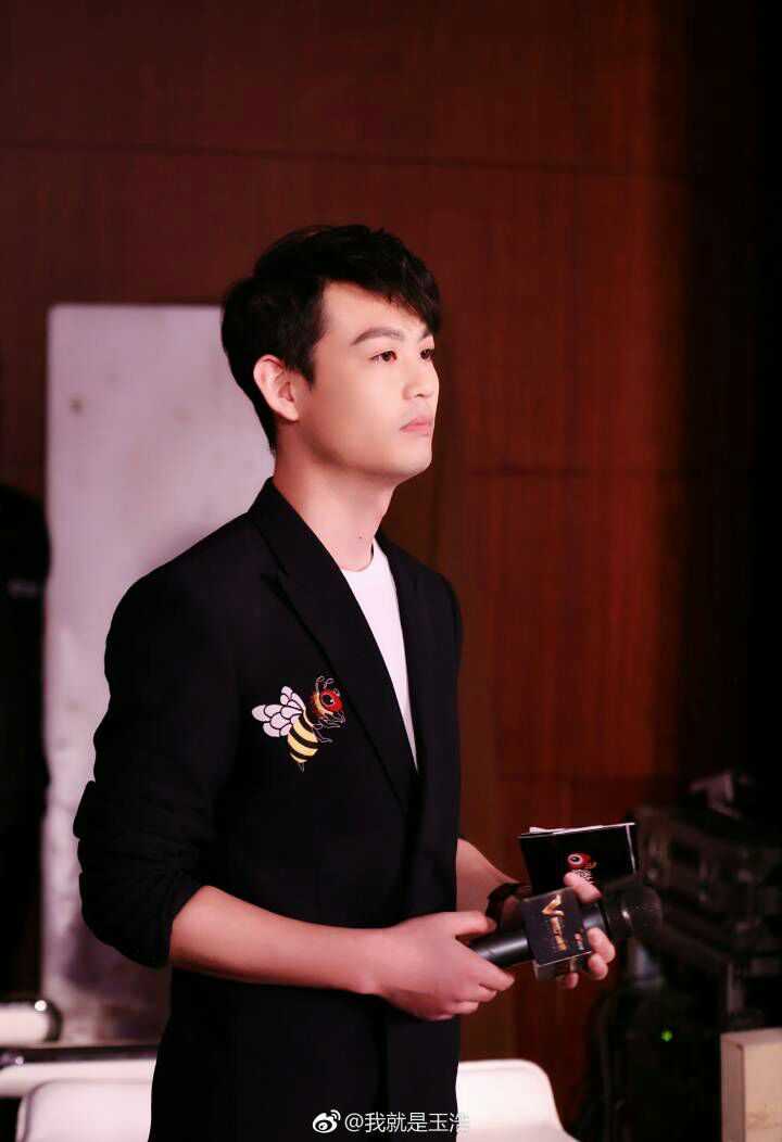 我必须要放张玉浩的照片了! 我真的觉得这个颜在相声界很能打了!