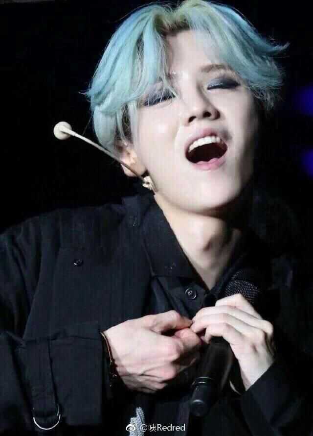 鹿晗啊. 画着浓妆. 染着乱七八糟的头发. 卖着爷们人设. 还北京小爷?