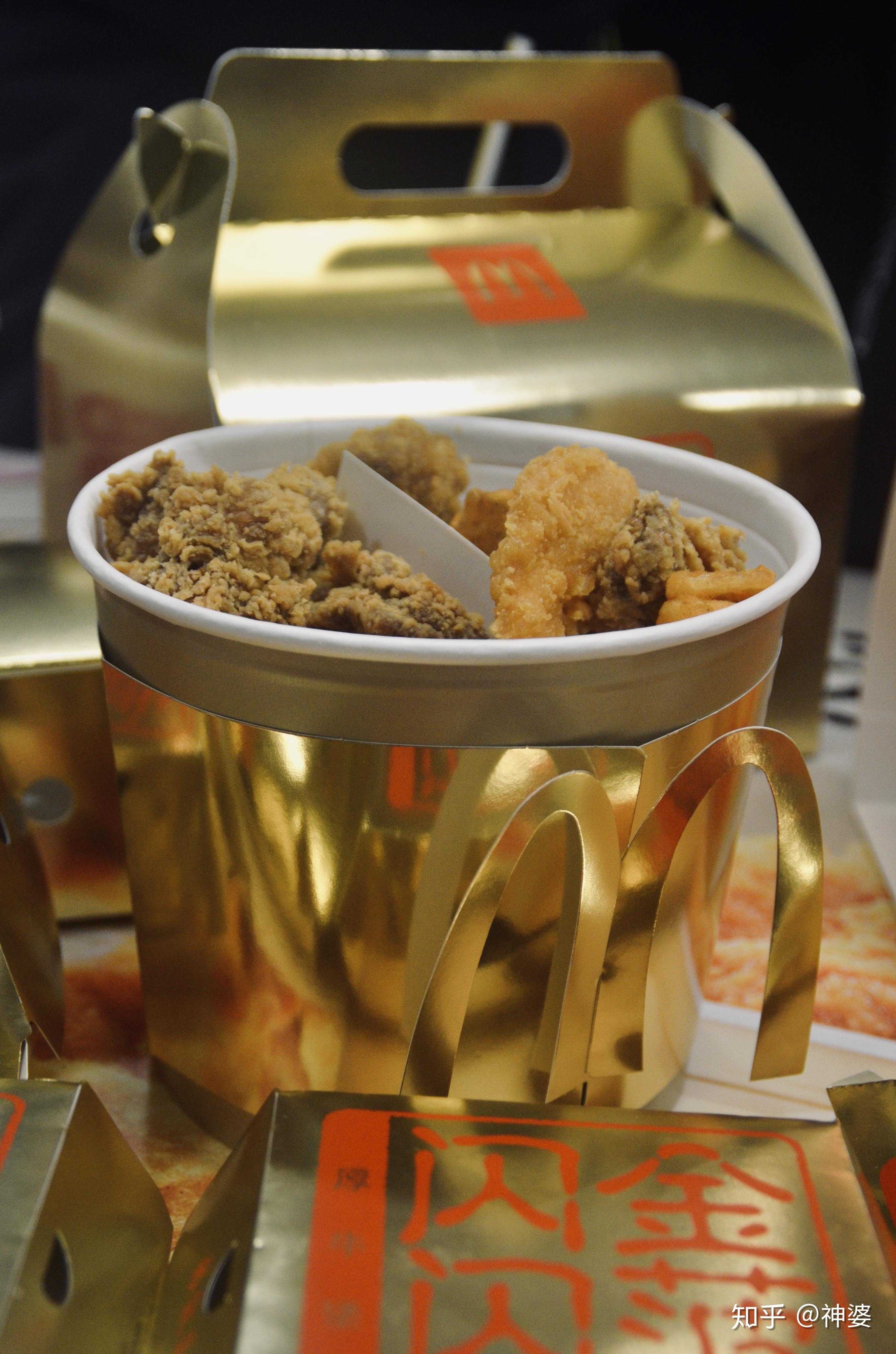 我可能是全城第一个把金拱门金岁鸡盒提回家的人