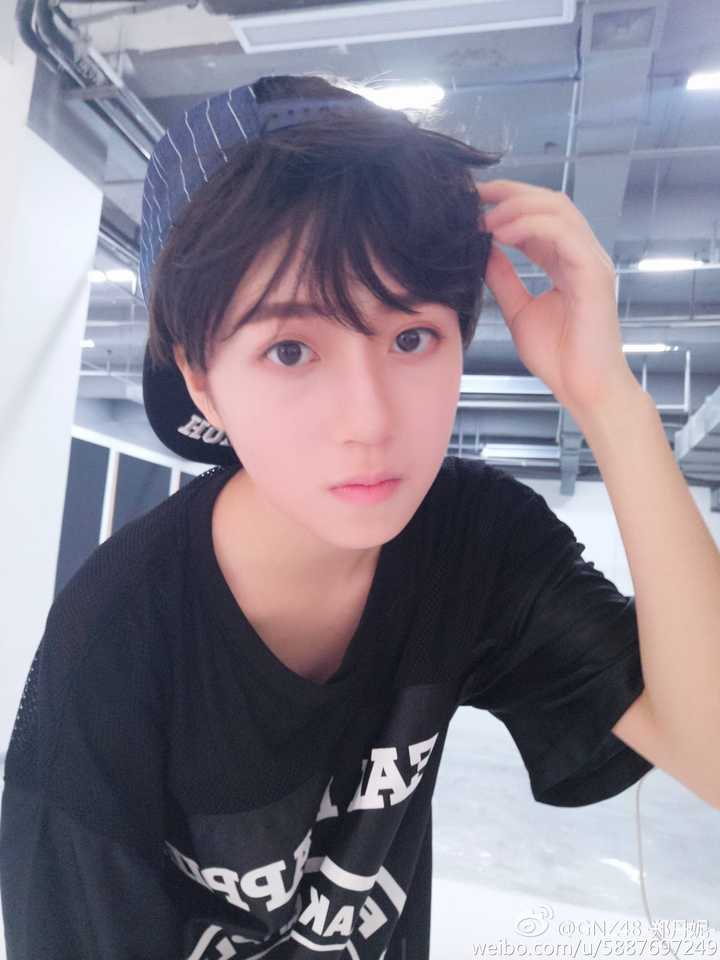 五官特别适合男装的郑丹妮.