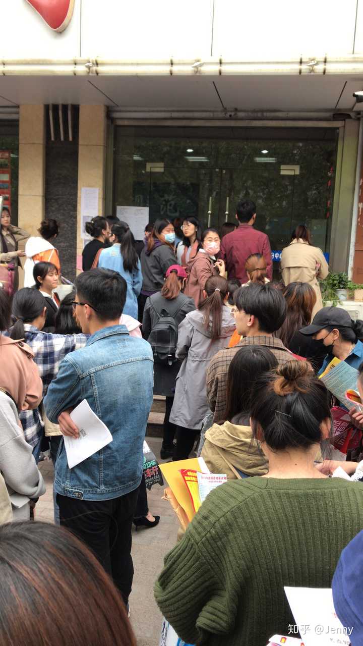 (现场排队情形,旁边还有一堆人没拍到)