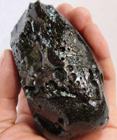 至于为什么拿炉渣去鉴定呢, 大抵是因为你把它当做陨石了吧,还是玻璃